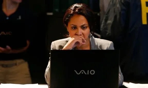 Product-Placement: Meera Malik (Parminder Nagra) bevorzugt Sony-Vaio-Laptops... &copy; NBC