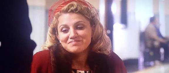Betty (Annaleigh Ashford) ist eine Frau mit einer sehr guten Menschenkenntnis. © Showtime