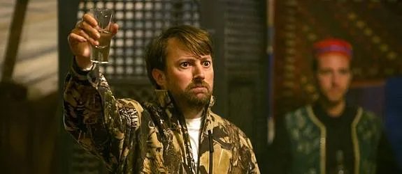 Keith Davis (David Mitchell) muss seine Trinkfestigkeit beweisen. &copy; BBC Two