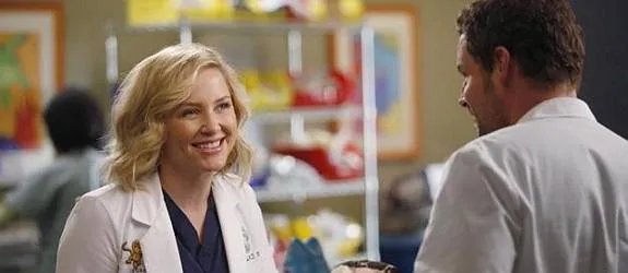 Arizona(Jessica Capshaw) kann merkwürdigerweise schon wieder über Alex%26#039; (Justin Chambers) Fremdgehwitz lachen. &copy; ABC