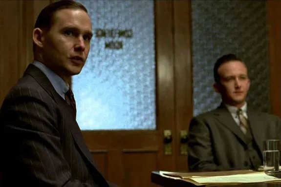 Der bisher als Agent %26bdquo;Knox%26ldquo; (Brian Geraghty; l.) bekannte Ermittler enthüllt seine wahre Identität als Jim Tolliver. &copy; HBO