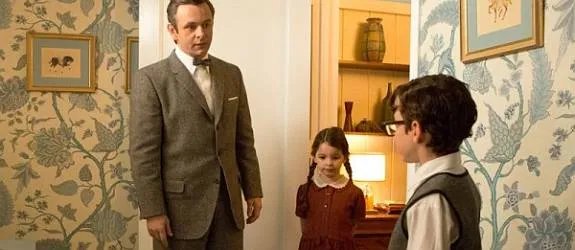 William (Michael Sheen) mit Henry (Cole Sand) und Tessa (Kayla Madison) Johnson. © Showtime