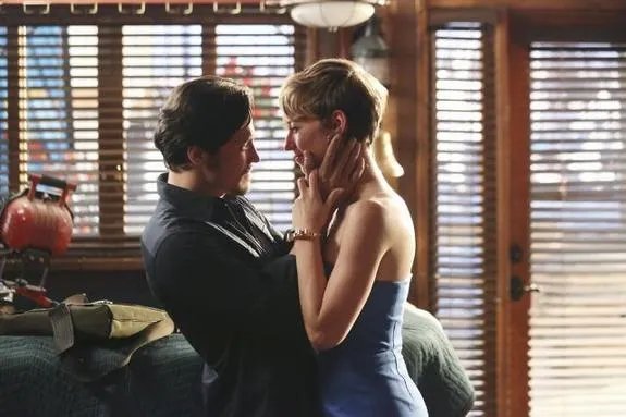 Nick Wechsler und Karine Vanasse in %26bdquo;Revenge%26ldquo; © ABC/Richard Cartwright