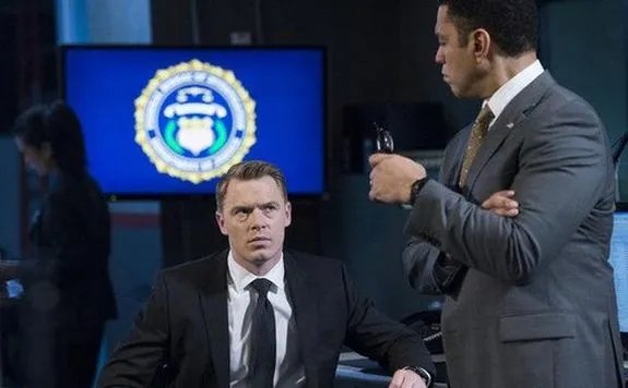 Ressler (Diego Klattenhoff; l.) und Cooper (Harry Lennix) sind mal wieder auf fremde Hilfe angewiesen. © NBC