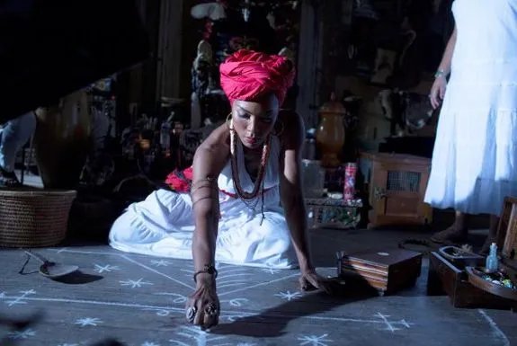 Marie Laveau (Angela Bassett) - mächtigste Hexe und coolster Charakter in der neuen Staffel von %26bdquo;American Horror Story%26ldquo;. &copy; FX