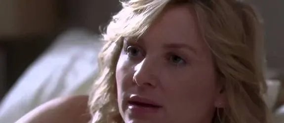 Ob Arizona (Jessica Capshaw) wohl noch öfter neben Leah aufwachen wird? &copy; ABC