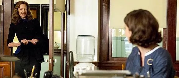 Margaret Scully (Allison Janney) ringt sich schließlich dazu durch; mit Virginia (Lizzy Caplan) über die Studie zu sprechen. © Showtime