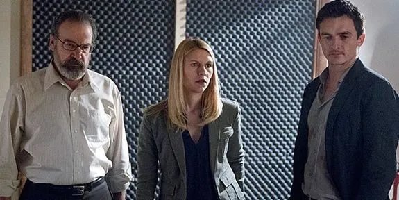 Saul (Mandy Patinkin); Carrie (Claire Danes) und Quinn (Rupert Friend) beraten die nächsten Schritte. &copy; Showtime