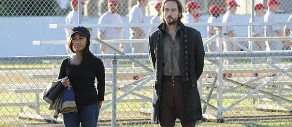 Ichabod (Tom Mison) und Abbie (Nicole Beharie) verbringen Zeit bei einem Baseballspiel. © FOX
