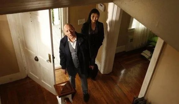 Geld spielt keine Rolle: Red (James Spader) in seinem Elternhaus; das er teuer kauft; um es danach niederzubrennen. &copy; NBC