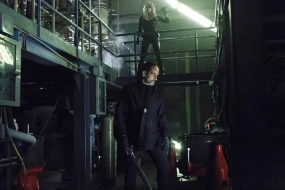 Szenenfoto aus der Episode %26bdquo;League of Assassins%26ldquo; der US-Serie %26bdquo;Arrow%26ldquo; &copy; The CW