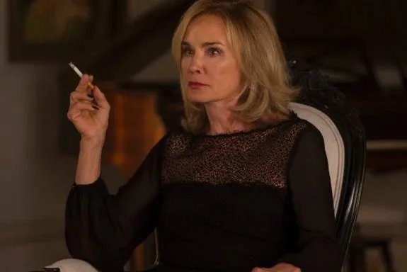 Fiona Goode (Jessica Lange) bei einem ihrer vielen Versuche; die regierende %26bdquo;Supreme%26ldquo; zu bleiben. &copy; FX