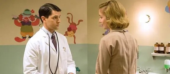 Ethan (Nicholas D%26#039;Agosto) soll Libby (Caitlin FitzGerald) dabei helfen; noch einmal schwanger zu werden. © Showtime