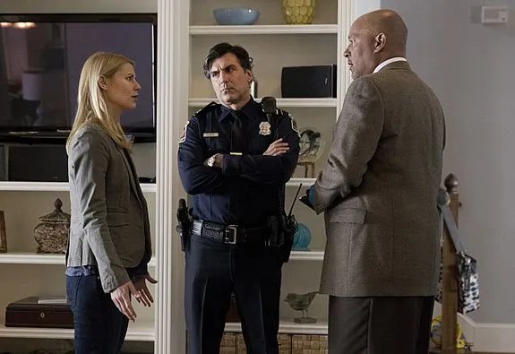Erfolglos versucht Carrie Mathison (Claire Danes); den ermittelnden Polizisten einen Riegel vorzuschieben. &copy; Showtime