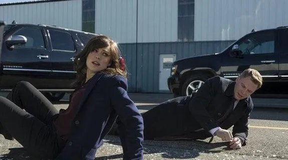 Keen (Megan Boone) und Ressler (Diego Klattenhoff) nach einer der zahllosen Explosionen der Serie. © NBC
