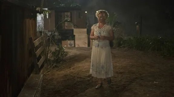 Sally Wheet (Patricia Arquette) entdeckt; dass ihre Schmuggeloperation nicht nur Alkohol beinhaltet. &copy; HBO