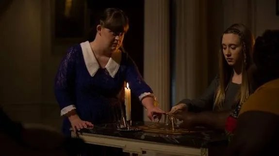 Nan (Jamie Brewer); Zoe (Taissa Farmiga) und Queenie (Gabourey Sidibe) beschwören den %26bdquo;Axeman%26ldquo;. Foto &copy; FX