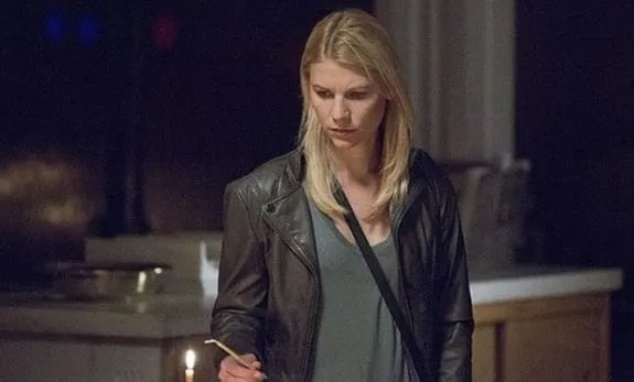 Carrie (Claire Danes) entzündet ein Licht für alle Verstorbenen. &copy; Showtime