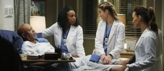 Richard Webber (James Pickens Jr.) und die Assistenzärztinnen bereiten ihr ganz persönliches Thanksgiving vor. &copy; ABC