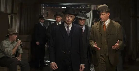 Nucky Thompson (Steve Buscemi; l.) ist seinem Bruder Eli (Shea Whigham; dahinter) stets einen Schritt voraus. &copy; HBO