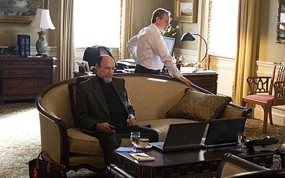 Dar Adal (F. Murray Abraham) und Senator Mike Higgins (William Sadler) begleiten den Fortschritt der Operation. &copy; Showtime
