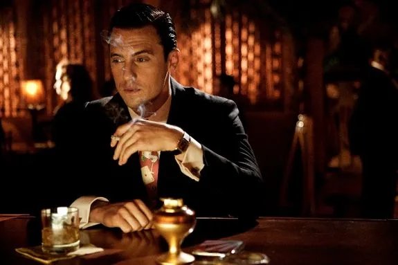 Ned Stax (Milo Ventimiglia) ist Teagues Kontaktmann zum legendären Gangsterboss Bugsy Siegel. © TNT