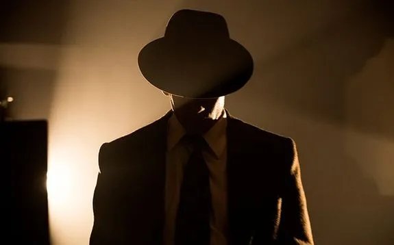 Joe Teague (Jon Bernthal) hat einen grauen Hut auf und operiert damit in der Illegalität. © TNT