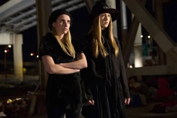 Madison (Emma Roberts) und Zoe (Taissa Farmiga) in da hood; bitches! &copy; FX