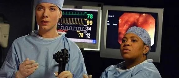 Leah (Tessa Ferrer) steuert einen Großteil des Humors zu dieser Episode bei und operiert hier an der Seite von Miranda Bailey (Chandra Wilson). &copy; ABC