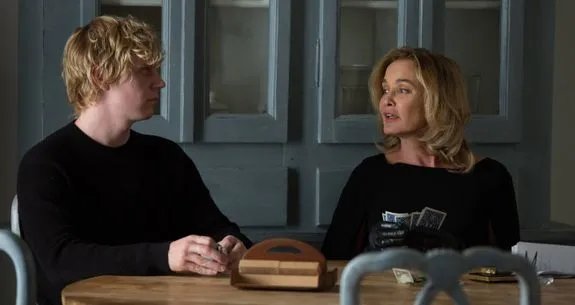 Fiona (Jessica Lange) beschleunigt Kyles (Evan Peters) Genesungsprozess. &copy; FX