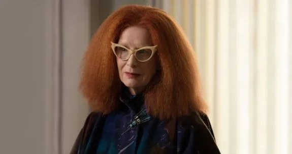 Myrtle Snow (Frances Conroy) übt süße Rache und schenkt Cordelia das Augenlicht zurück. &copy; FX