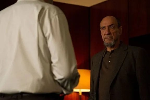 Obwohl Dar Adal (F. Murray Abraham) seinen Freund und Kollegen Saul hintergeht; muss er keine Repressalien fürchten. &copy; Showtime