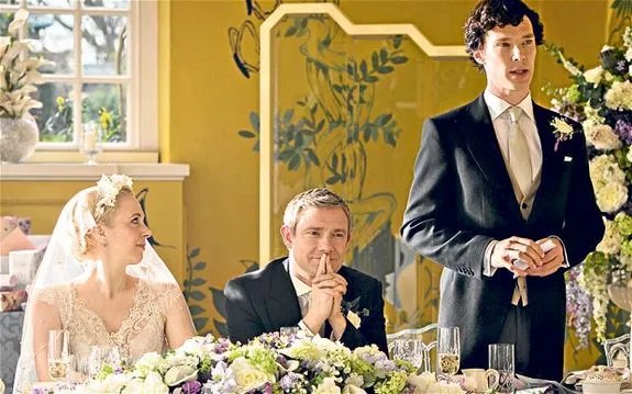 Während seiner Ansprache kommt Sherlock (Benedict Cumberbatch; r.) mehrmals ins Stocken. &copy; BBC