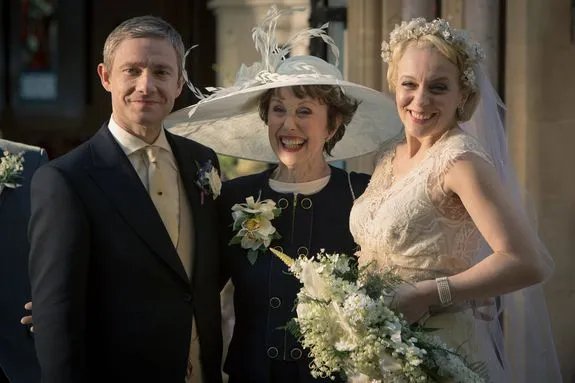 Ein Höhepunkt der Episode: Mrs. Hudson (Una Stubbs) zwischen dem glücklichen Brautpaar. &copy; BBC