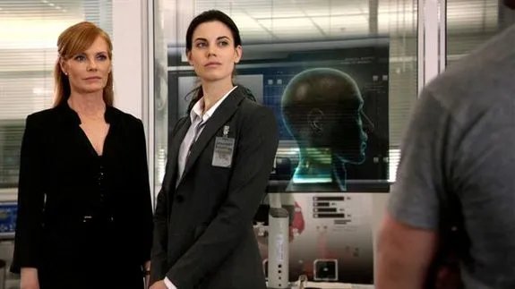 Marg Helgenberger als Lillian Strand (l.) und Meghan Ory als Riley Neal können im Pilot noch nicht überzeugen. © CBS