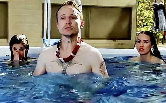 Immer für einen Lacher gut: Der neureiche Dewey Crowe (Damon Herriman) vergnügt sich mit seinen Gespielinnen. &copy; FX