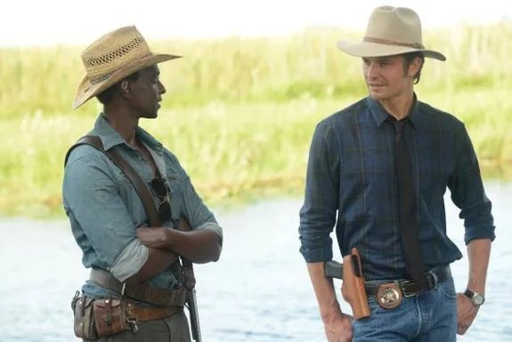 Raylan (Timothy Olpyhant; r.) holt auch beim Alligatorenjäger Jean Baptiste (Edi Gathegi) Informationen ein. &copy; FX