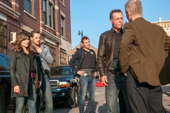 Hank Voight (Jason Beghe; 2. v. r.) stellt sich schützend vor seine Einheit. &copy; NBC