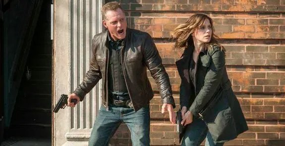 Hank Voight (Jason Beghe) und seine Kollegin Erin Lindsay (Sophia Bush) bei einem Einsatz. &copy; NBC