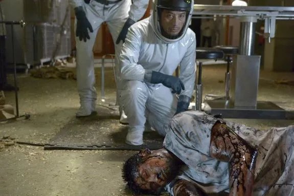 Der Leiter der Forschungsstation; Hirsohi Hatake (Hiroyuki Sanada; kniend); erachted diesen Fund als %26bdquo;Fortschritt%26ldquo;. &copy; Syfy