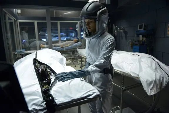 Als Sarah Jordan (Jordan Hayes) den Leichensack öffnet; quillt ihr schon schwarzer Schleim entgegen. &copy; Syfy