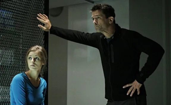 Nach zwei Episoden kann konstatiert werden: Billy Campbell und Jordan Hayes dürfen gern etwas nuancierter spielen. &copy; Syfy