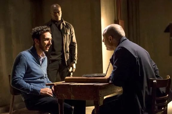 FBI-Analyst Aram Mojtabai (Amir Arison; l.; sitzend) wird von Reddington erst bedrängt und dann gerettet. &copy; NBC