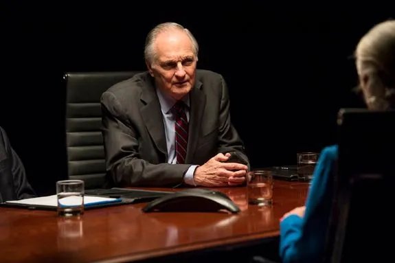 Reddington-Gegenspieler Fitch (Alan Alda) entpuppt sich als mächtiger US-Senator. &copy; NBC