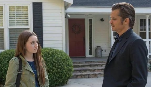 Die Chemie zwischen Kaitlyn Dever als Loretta und Timothy Olyphant als Raylan ist atemberaubend. &copy; FX
