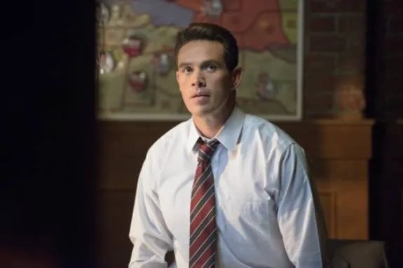 Teufel oder nicht? Sebastian Blood (Kevin Alejandro) auf einem Szenenfoto aus der Episode %26bdquo;Blast Radius%26ldquo; der US-Serie %26bdquo;Arrow%26ldquo; &copy; The CW