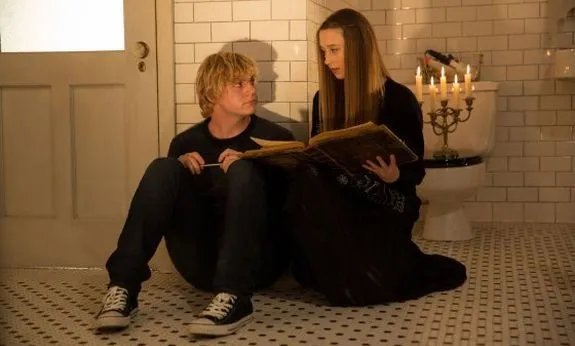Kyle (Evan Peters) und Zoe (Taissa Farmiga) wollen herausfinden; wer Nan ermordet hat. &copy; FX