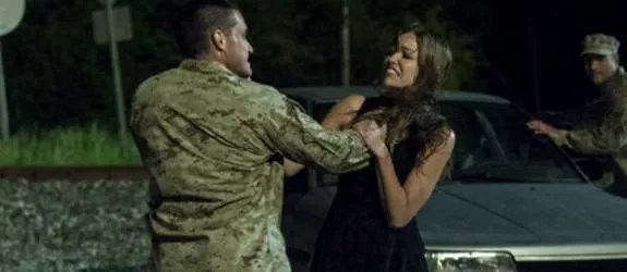 Rebecca (Lili Simmons) gerät gleich mehrfach in Bedrängnis. &copy; Cinemax
