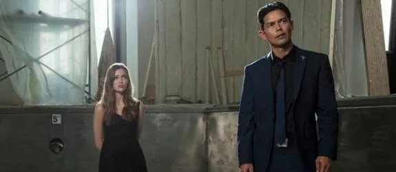 Rebecca (Lili Simmons) wird zwischenzeitlich zur Geisel von Alex (Anthony Ruivivar). &copy; Cinemax