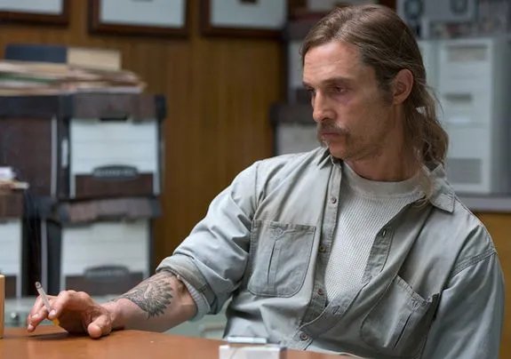 Überraschend bereitwillig gibt Cohle (Matthew McConaughey) tiefe Einblicke in sein Seelenleben. &copy; HBO